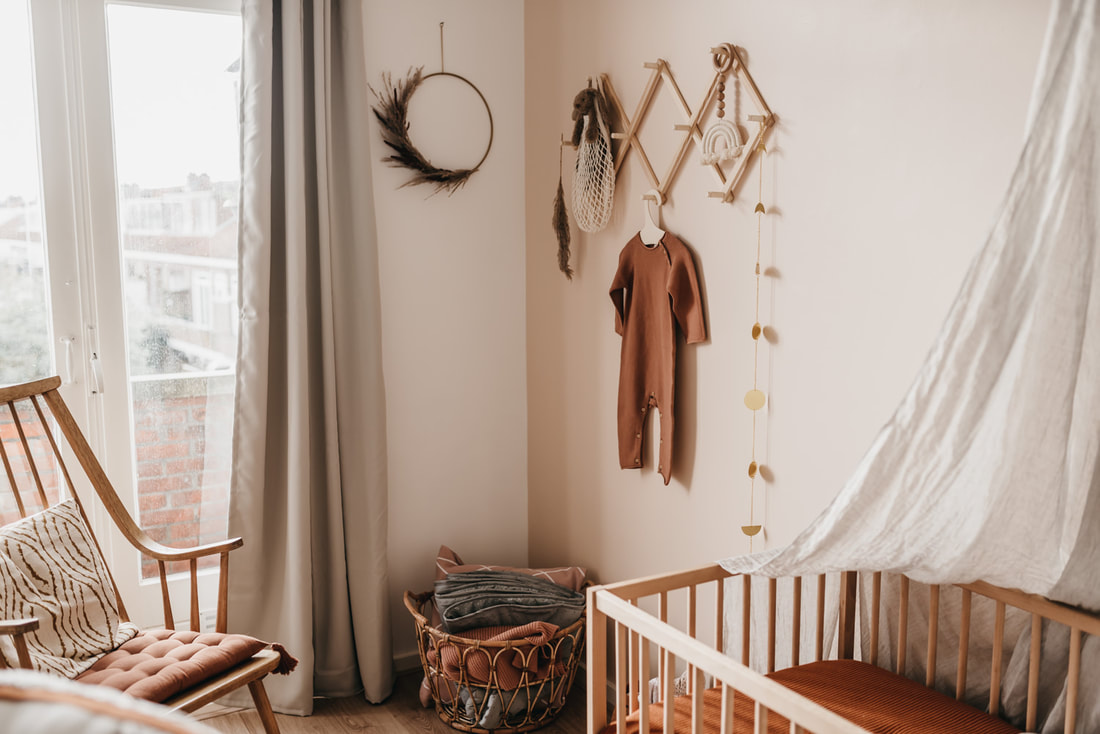Babykamer inspiratie: Meisjeskamer met aardetinten | nude | hout - Louise Boonstoppel Fotografie | Natuurlijk, warm & puur | Trouwfotograaf Den Haag | Zwangerschapshoot |