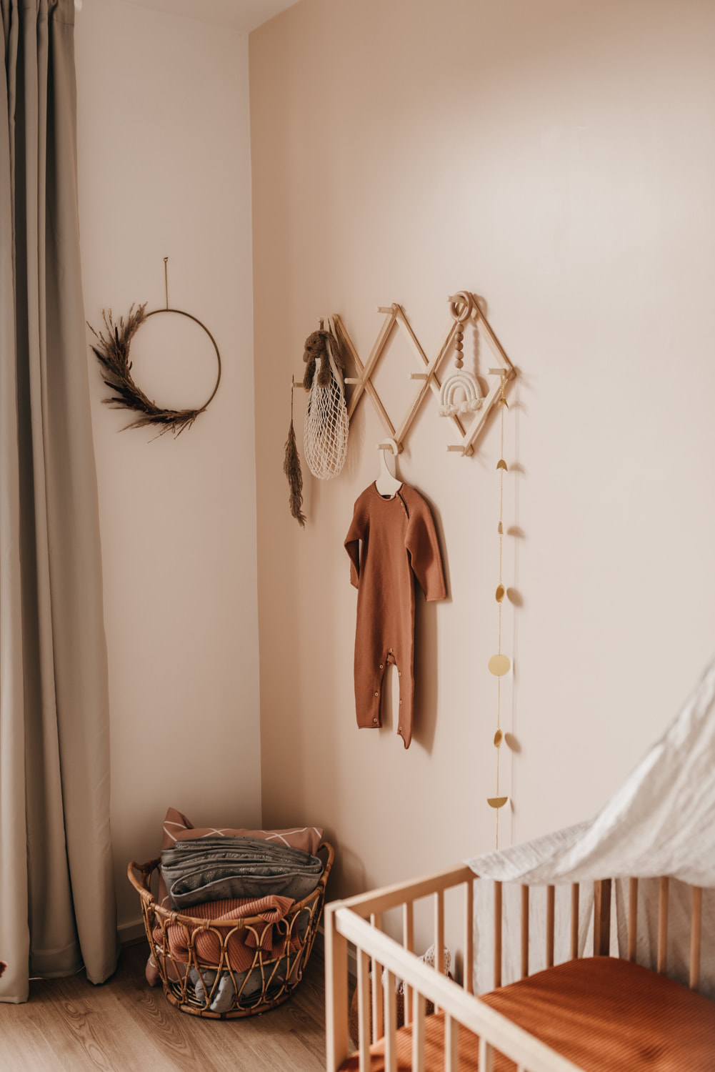 Rook Assimileren Moderniseren Babykamer inspiratie: Meisjeskamer met aardetinten | nude | hout - Louise  Boonstoppel Fotografie | Natuurlijk, warm & puur | Trouwfotograaf Den Haag  | Zwangerschapshoot | Familieshoot